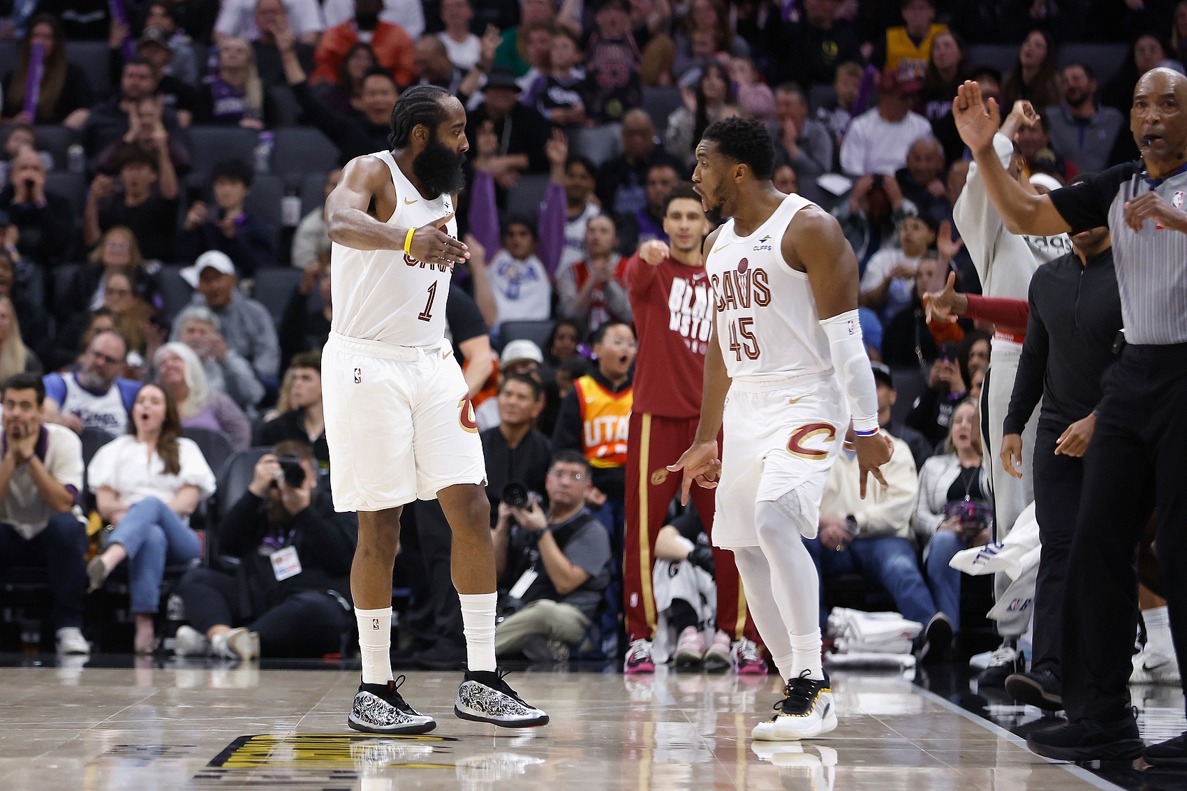 vip 注册地址-米切尔：哈登提升队友的能力让我解脱 我可以蹲底角&amp;让他掌控比赛